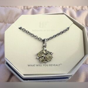 Chic Silver Necklace with Crystal Pendant